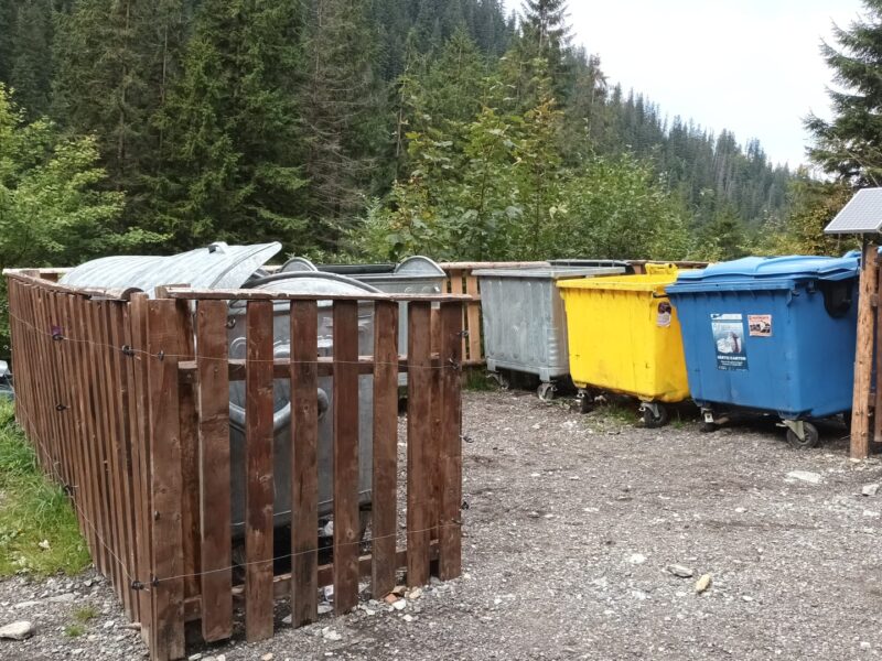 zeci de coșuri de gunoi și pubele, montate la bâlea lac, la sugestia celor de la mediu. „numărul acestora era insuficient” (foto)