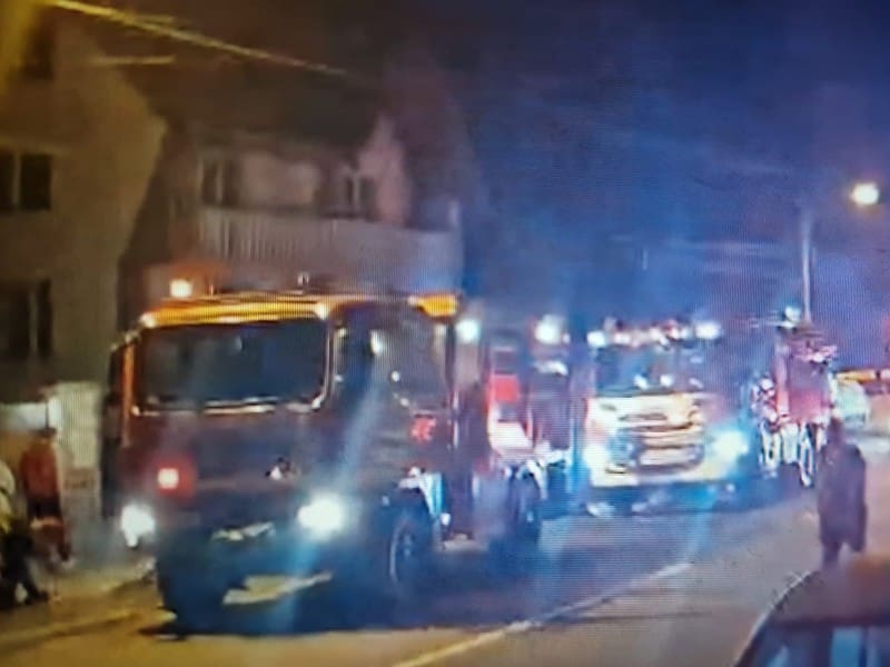 update: incendiu puternic pe strada stăvilarului. oameni speriaţi în stradă (video)