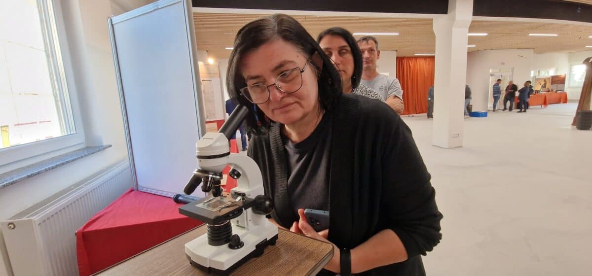 cum arată cea mai mică biblie din lume, adusă la sibiu. trebuie citită cu microscopul (video)