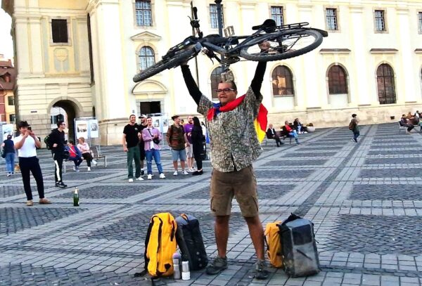 un sibian a traversat europa pe bicicletă. a pedalat 65 de zile de la barcelona la sibiu. "e mult mai frumos decât cu maşina” (video)