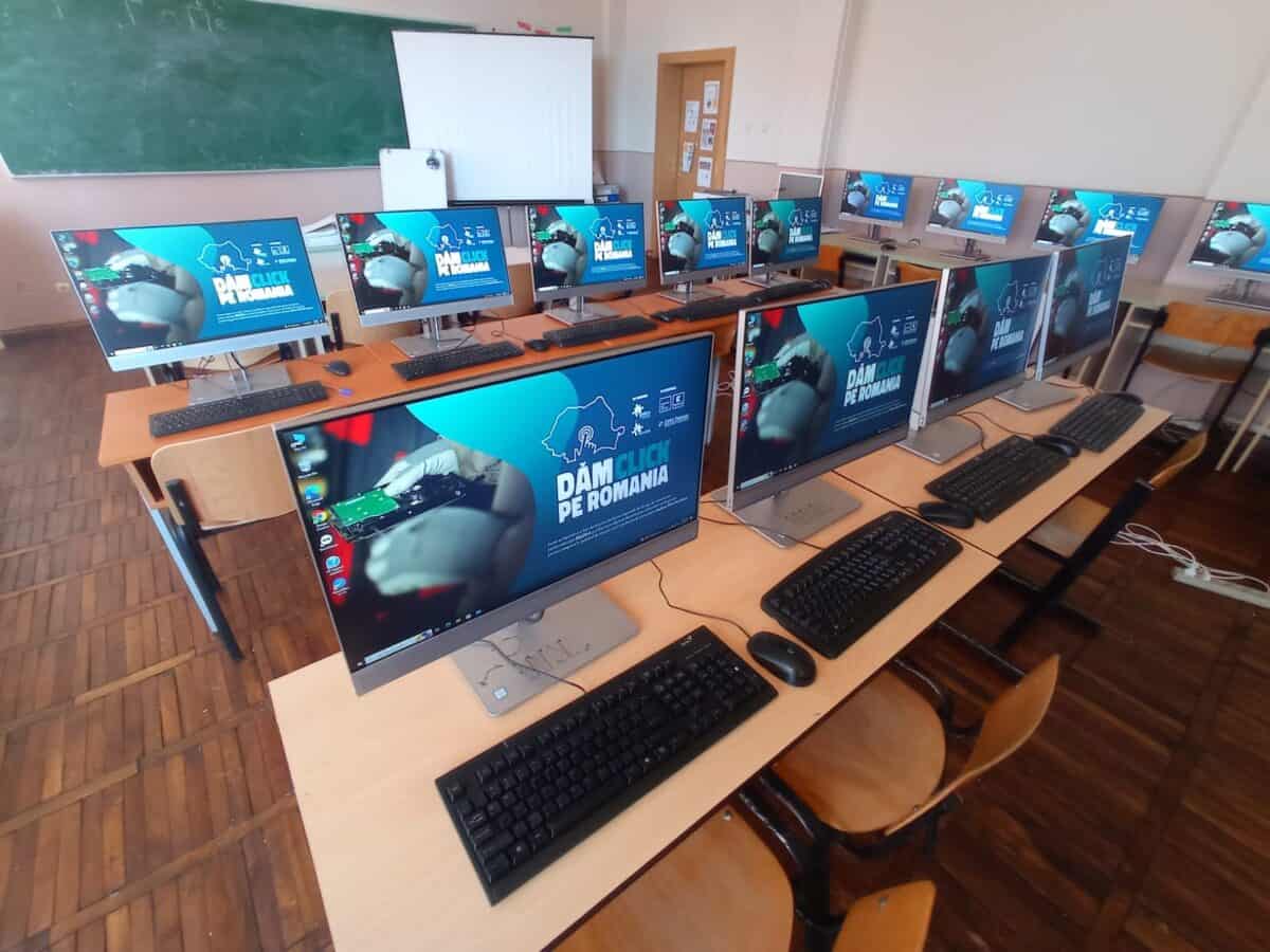sibiu: trei școli primesc 45 de calculatoare prin proiectul "dăm click pe românia"