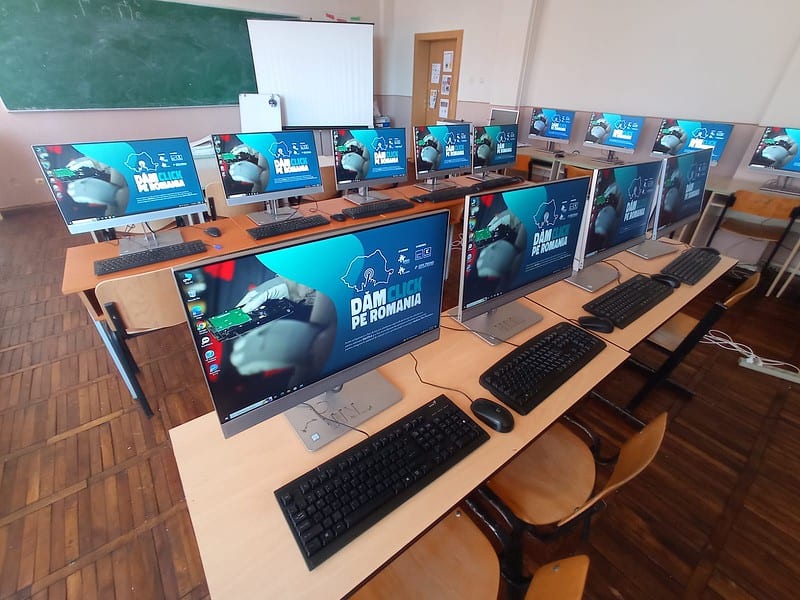 sibiu: trei școli primesc 45 de calculatoare prin proiectul "dăm click pe românia"