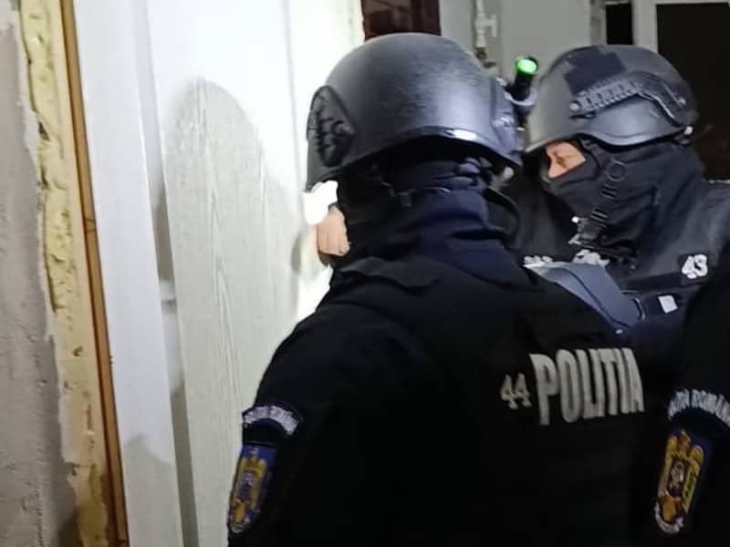 percheziții în trei județe. mascații au căutat niște indivizi care au amenințat cu cuțitul un bărbat din sibiu