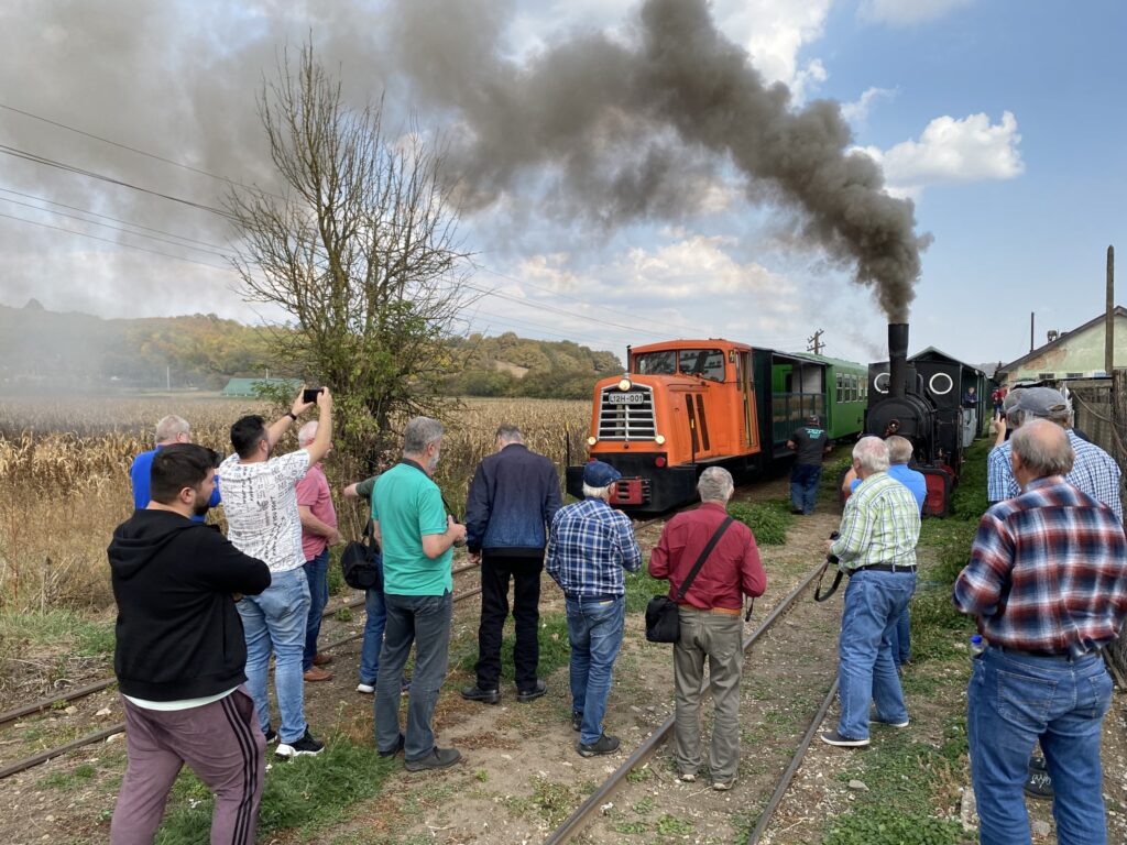 premieră pe valea hârtibaciului. mocănița și locomotiva cu abur, pe același traseu