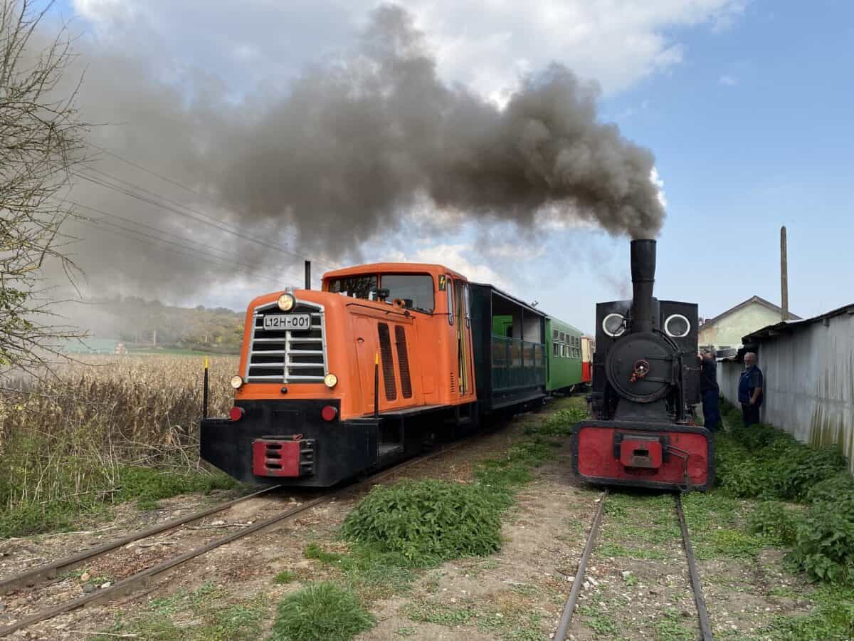 premieră pe valea hârtibaciului. mocănița și locomotiva cu abur, pe același traseu