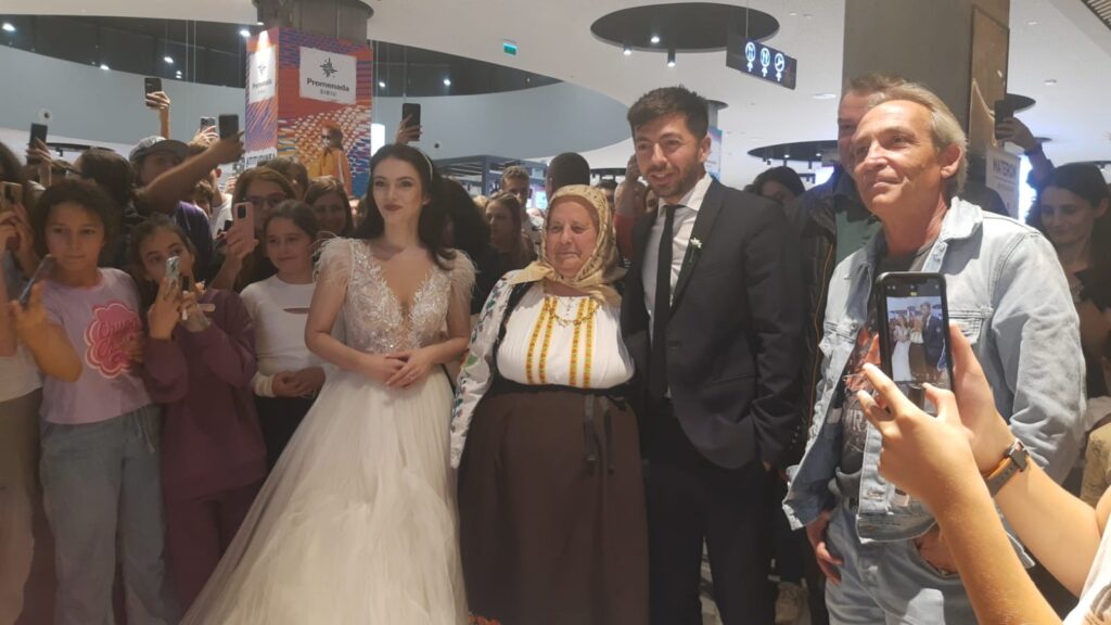 „nuntă” la cinegold sibiu. ansamblul cindrelul a făcut spectacol la premiera filmului „nuntă pe bani” (foto video)