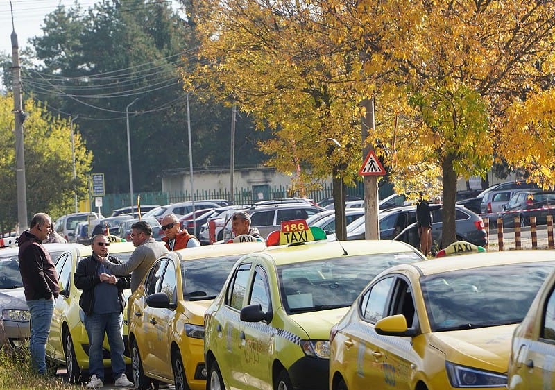 sute de taximetriști au protestat joi la sibiu. acuză boltul și uberul de taximetrie mascată (foto video)