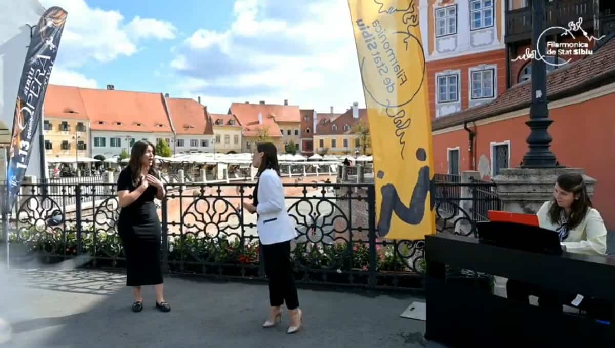 recital de operă pe podul minciunilor în cadrul sibiu opera festival. turiștii s-au bucurat să le asculte (video)