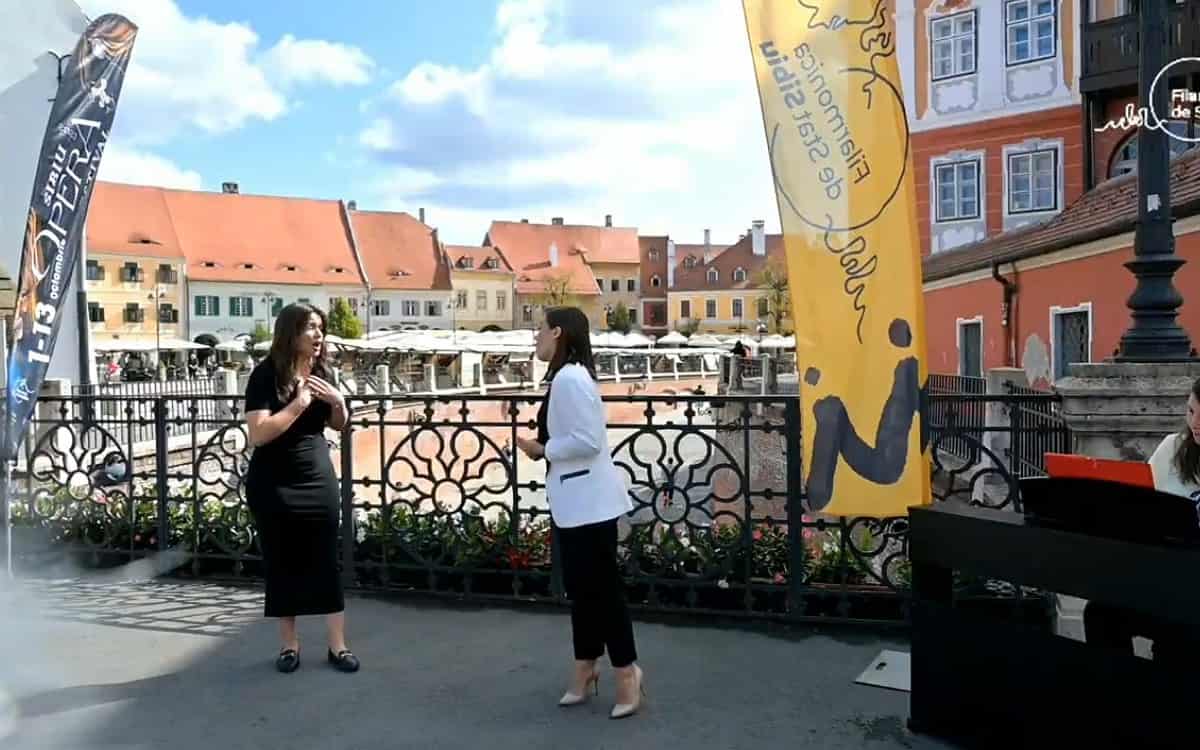 Recital de operă pe Podul Minciunilor în cadrul Sibiu Opera Festival. Turiștii s-au bucurat să le asculte (video)