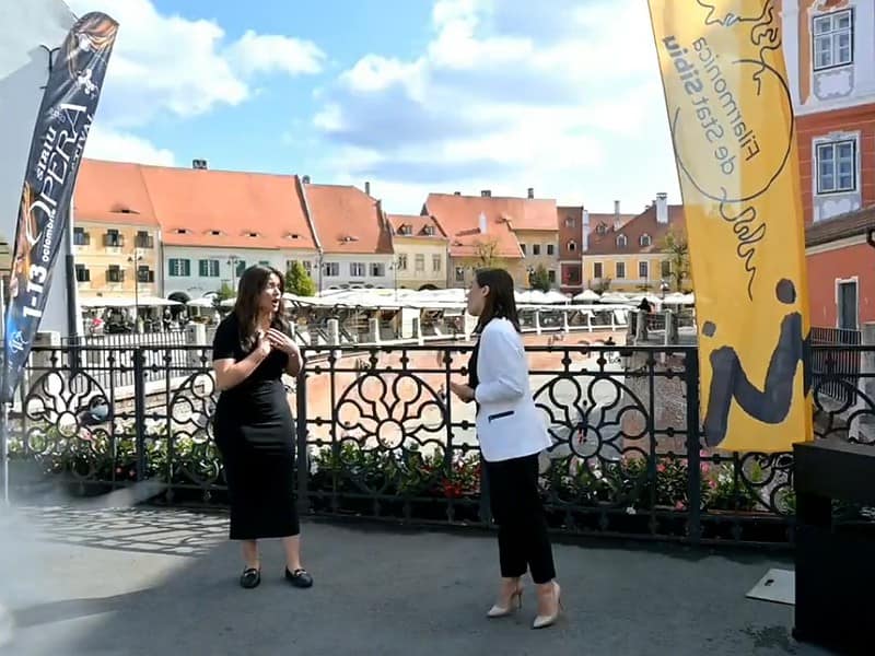 recital de operă pe podul minciunilor în cadrul sibiu opera festival. turiștii s-au bucurat să le asculte (video)