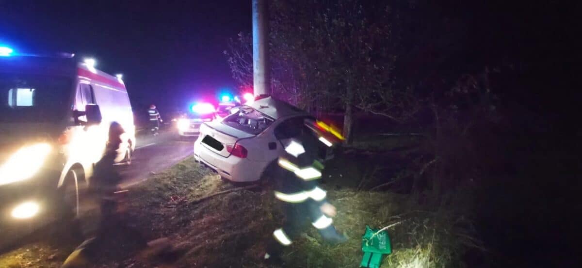 un șofer vitezoman s-a înfipt cu mașina într-un stâlp la porumbacu de sus. unul dintre pasageri, în stare gravă la spital