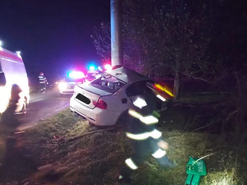 un șofer vitezoman s-a înfipt cu mașina într-un stâlp la porumbacu de sus. unul dintre pasageri, în stare gravă la spital