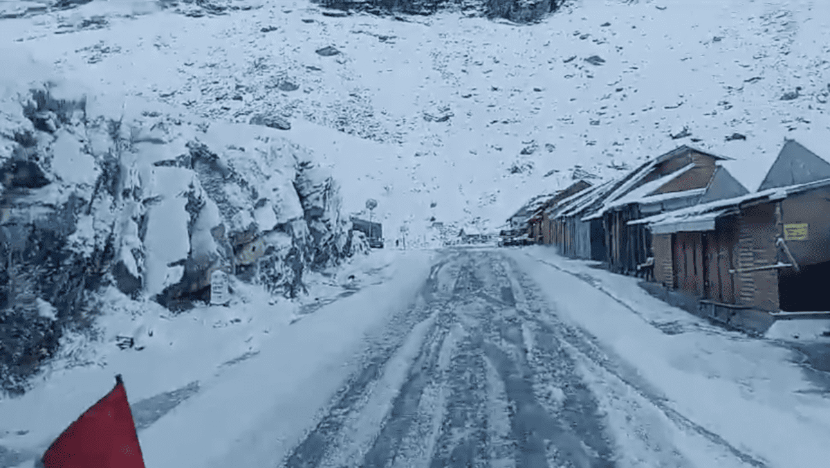 iarna și-a intrat în drepturi pe transfăgărășan. zăpadă de 10 centimetri în zona bâlea lac (video)