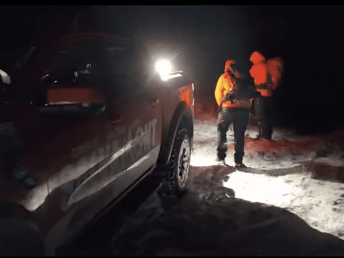 trei turiști rătăciți și epuizați în munții făgăraș, salvați după o noapte de căutare (video)