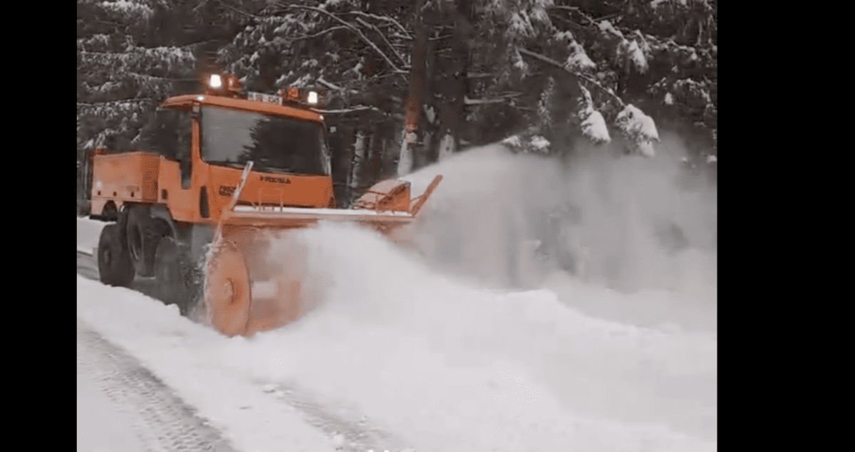 zăpadă abundentă pe transfăgărășan. drumarii intervin cu o freză (video)