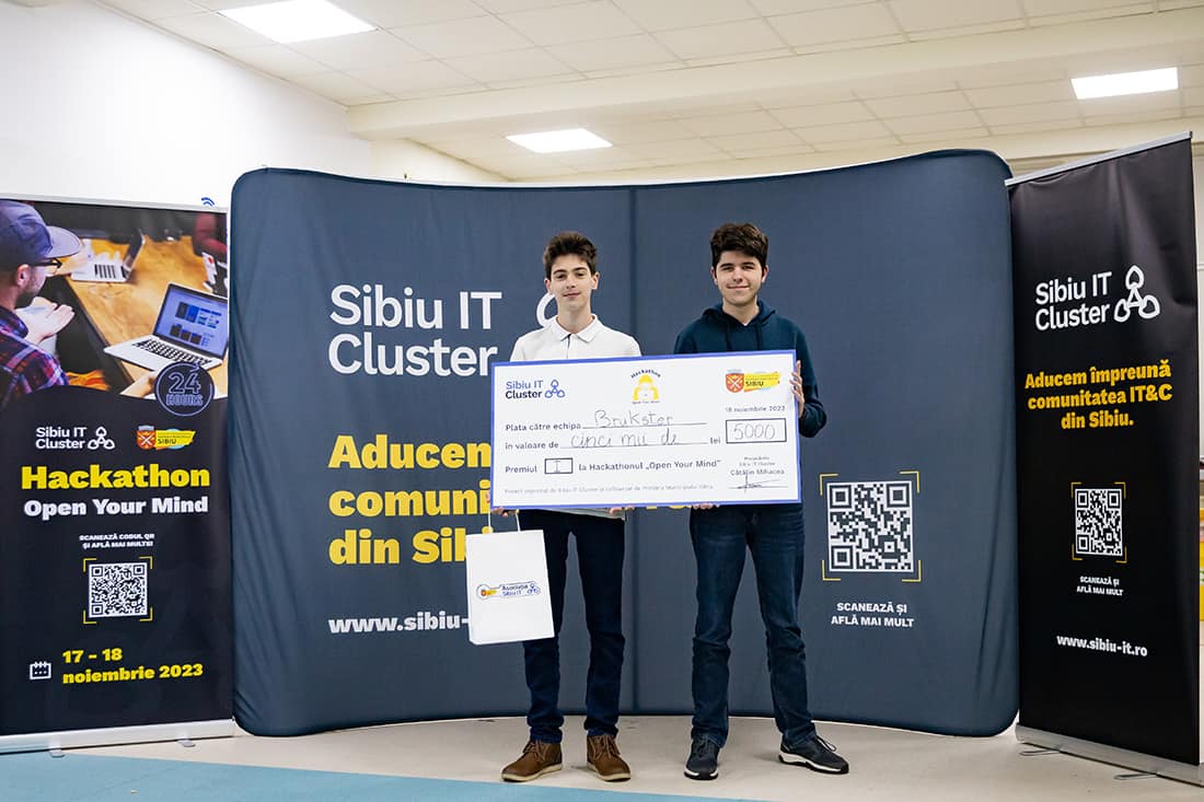 hackathonul „open your mind”, câștigat de doi elevi sibieni. au înființat o platformă inovatoare dedicată școlilor