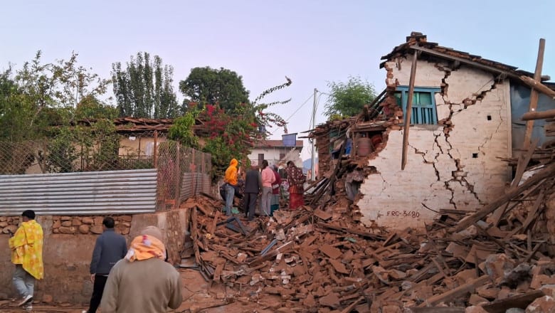 cutremur puternic în nepal. peste 120 de morți și zeci de răniți (video)