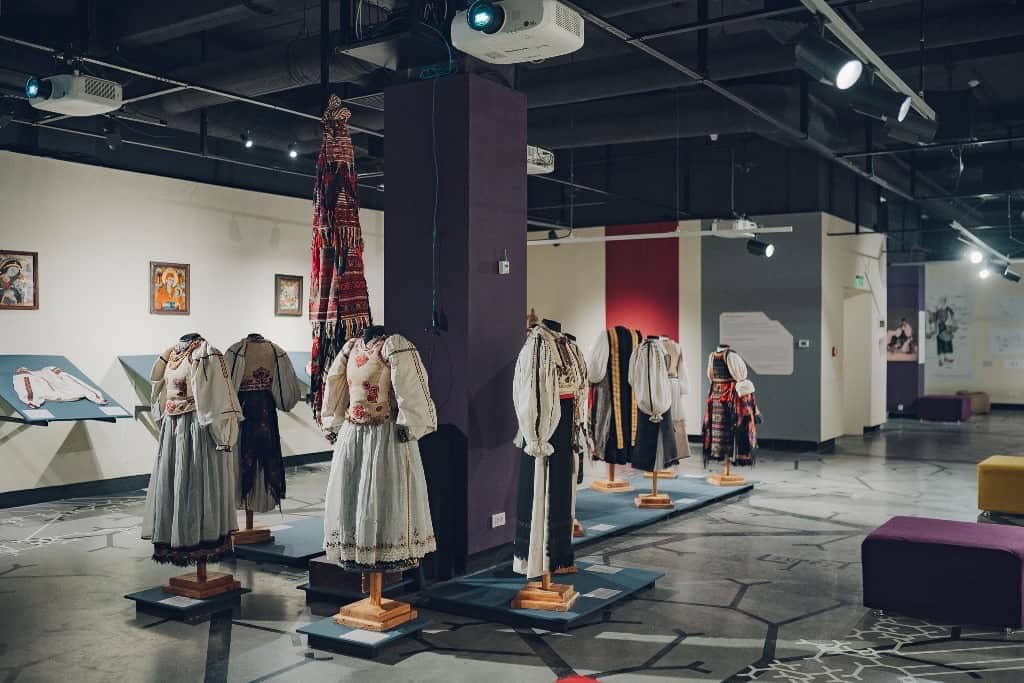 muzeul astra îi sărbătorește pe ilie moise și costumul tradițional românesc de ziua româniei