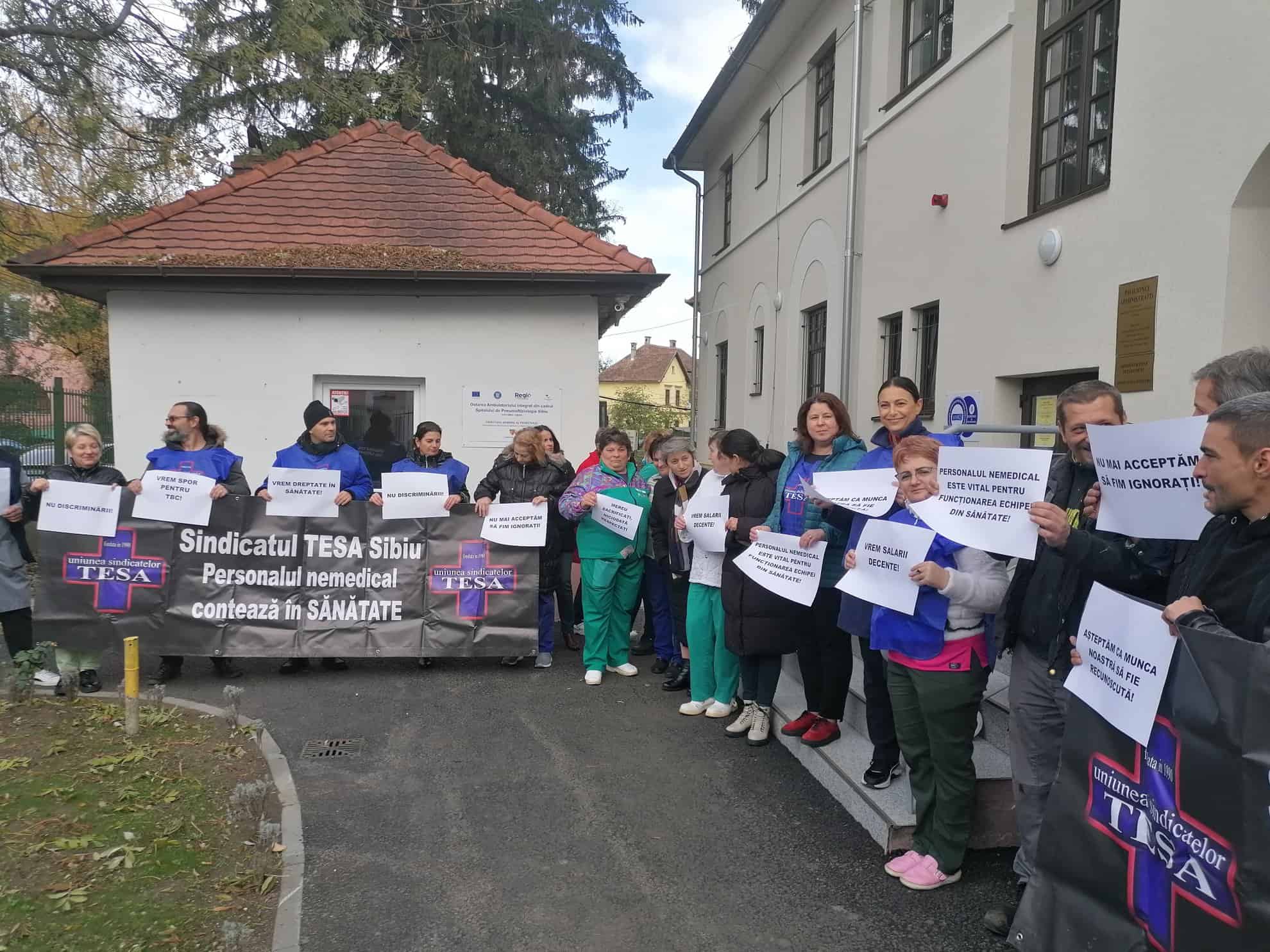 personalul nemedical din spitale protestează la sibiu. „vrem să înceteze discriminarea” (video, foto)