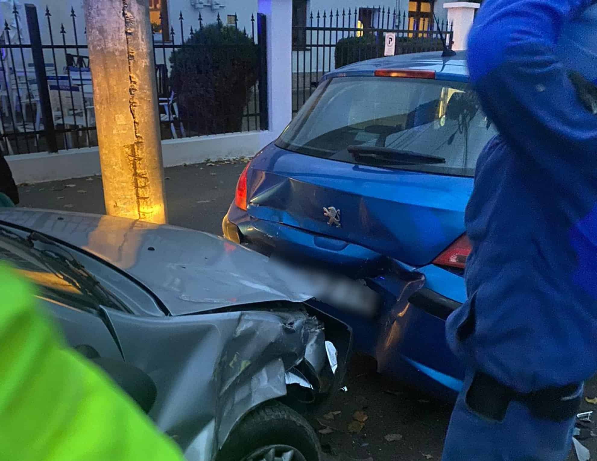 șofer proiectat într-o mașină parcată, după ce a fost lovit de un taxi la intersecția dintre independenței și blaga
