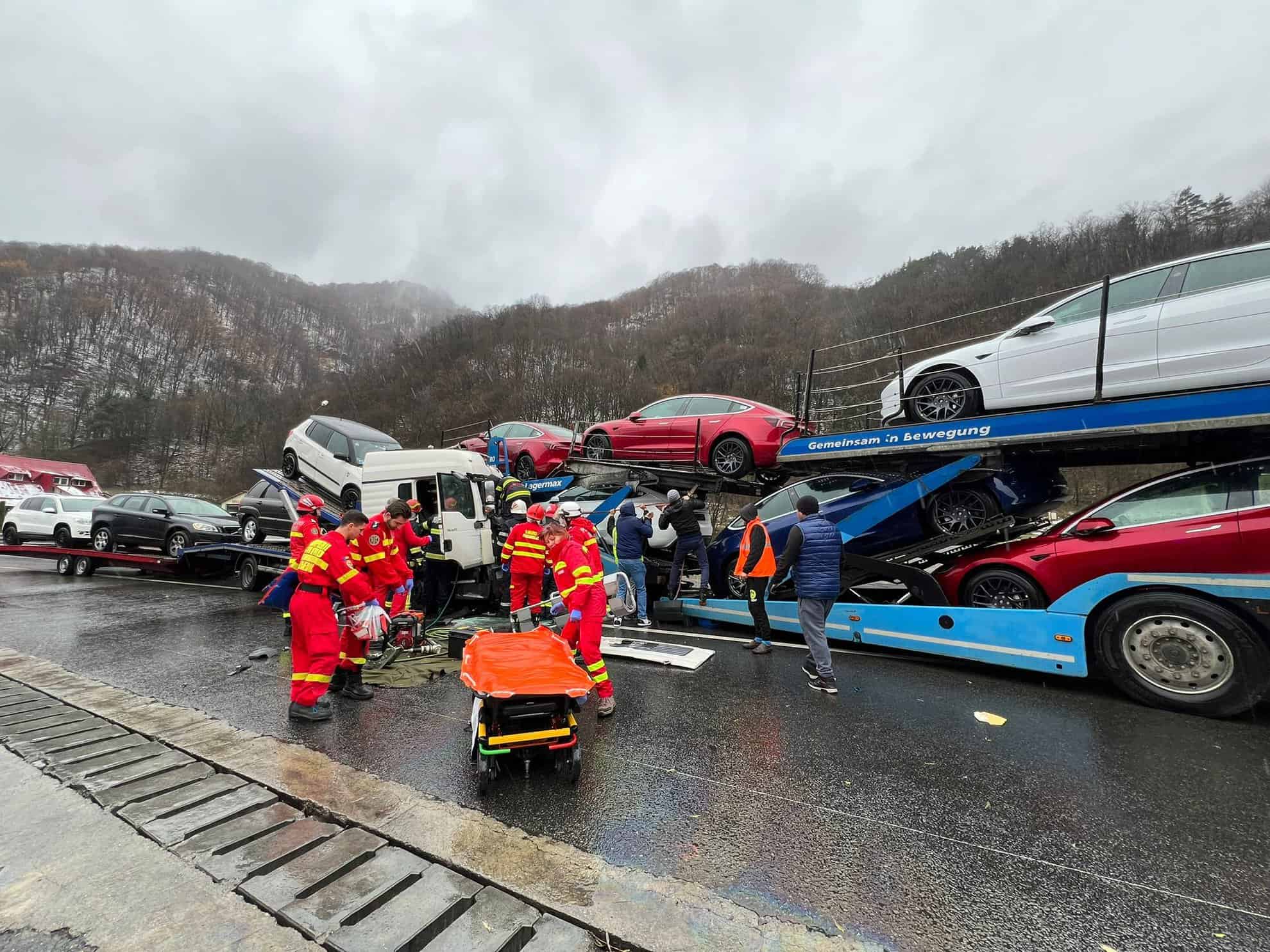 două platforme încărcate cu mașini implicate într-un accident la boița. mai multe tesla avariate (foto)