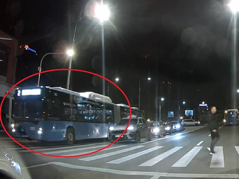 autobuz tursib filmat cum trece pe roșu la semaforul de la teatru, pe bulevardul coposu (video)