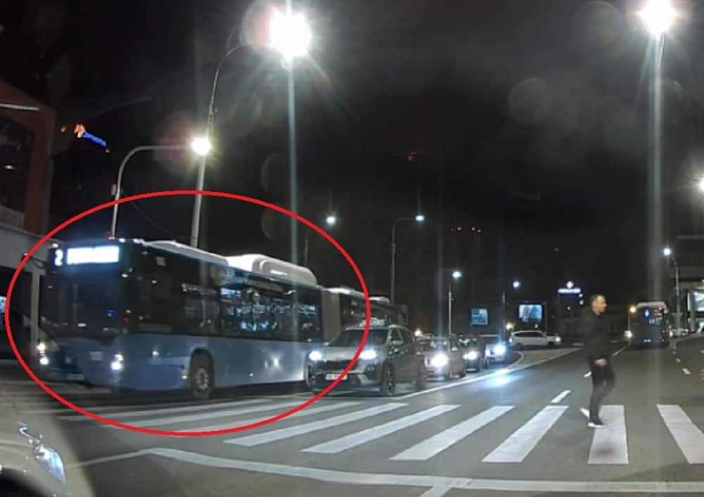 autobuz tursib filmat cum trece pe roșu la semaforul de la teatru, pe bulevardul coposu (video)