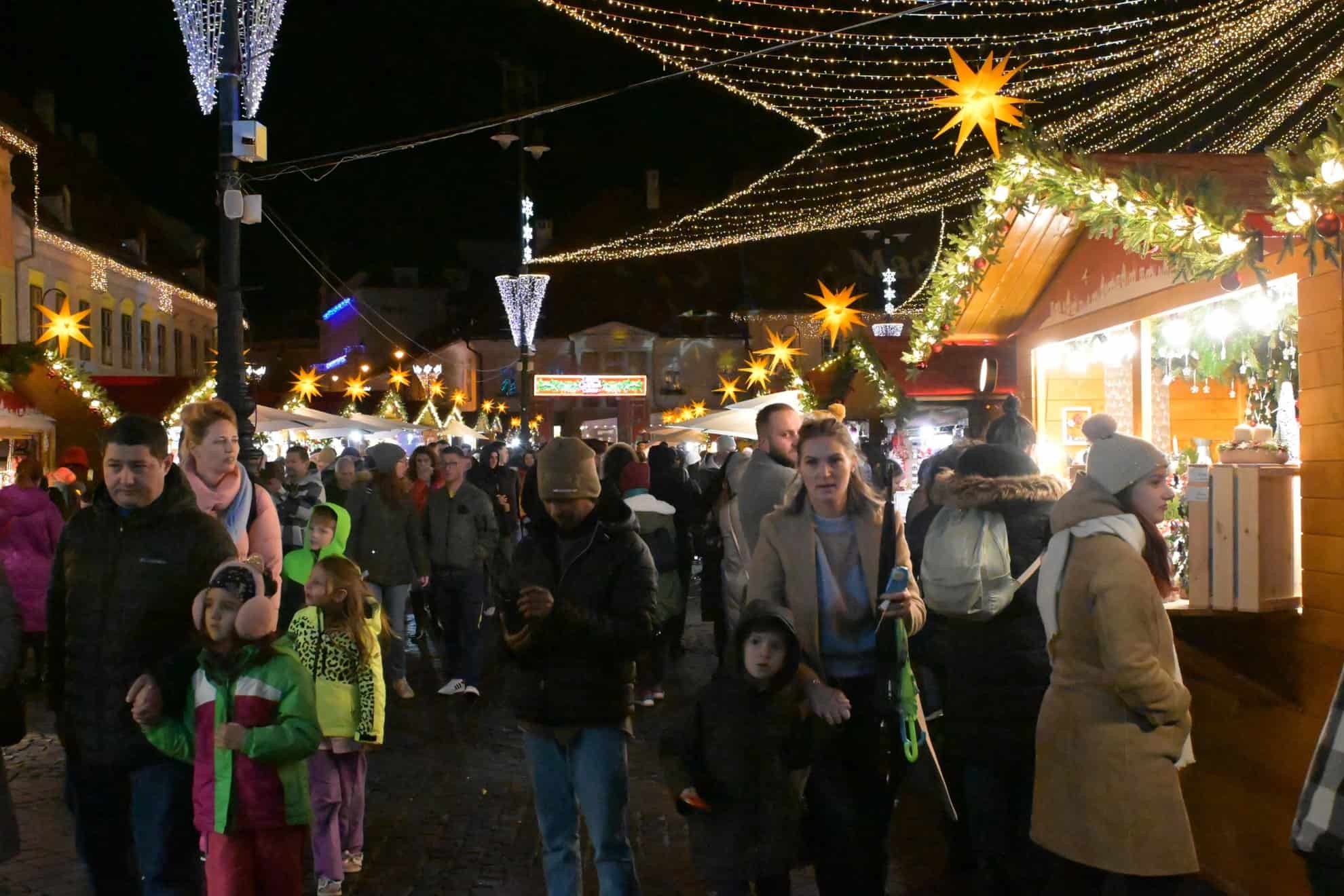 Imagini spectaculoase de la Târgul de Crăciun din Sibiu. Mii de vizitatori în seara deschiderii (video, foto)