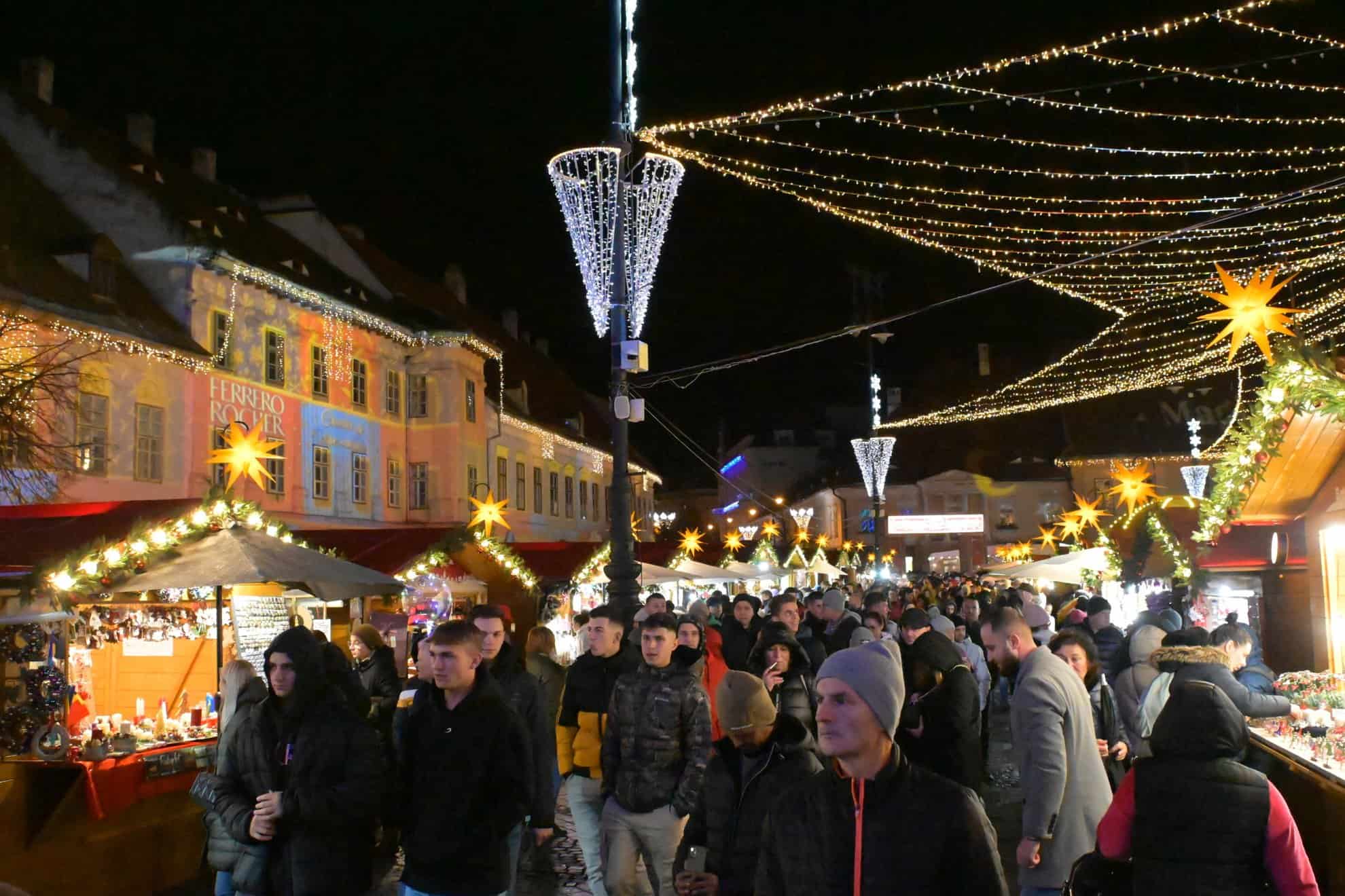 Imagini spectaculoase de la Târgul de Crăciun din Sibiu. Mii de vizitatori în seara deschiderii (video, foto)