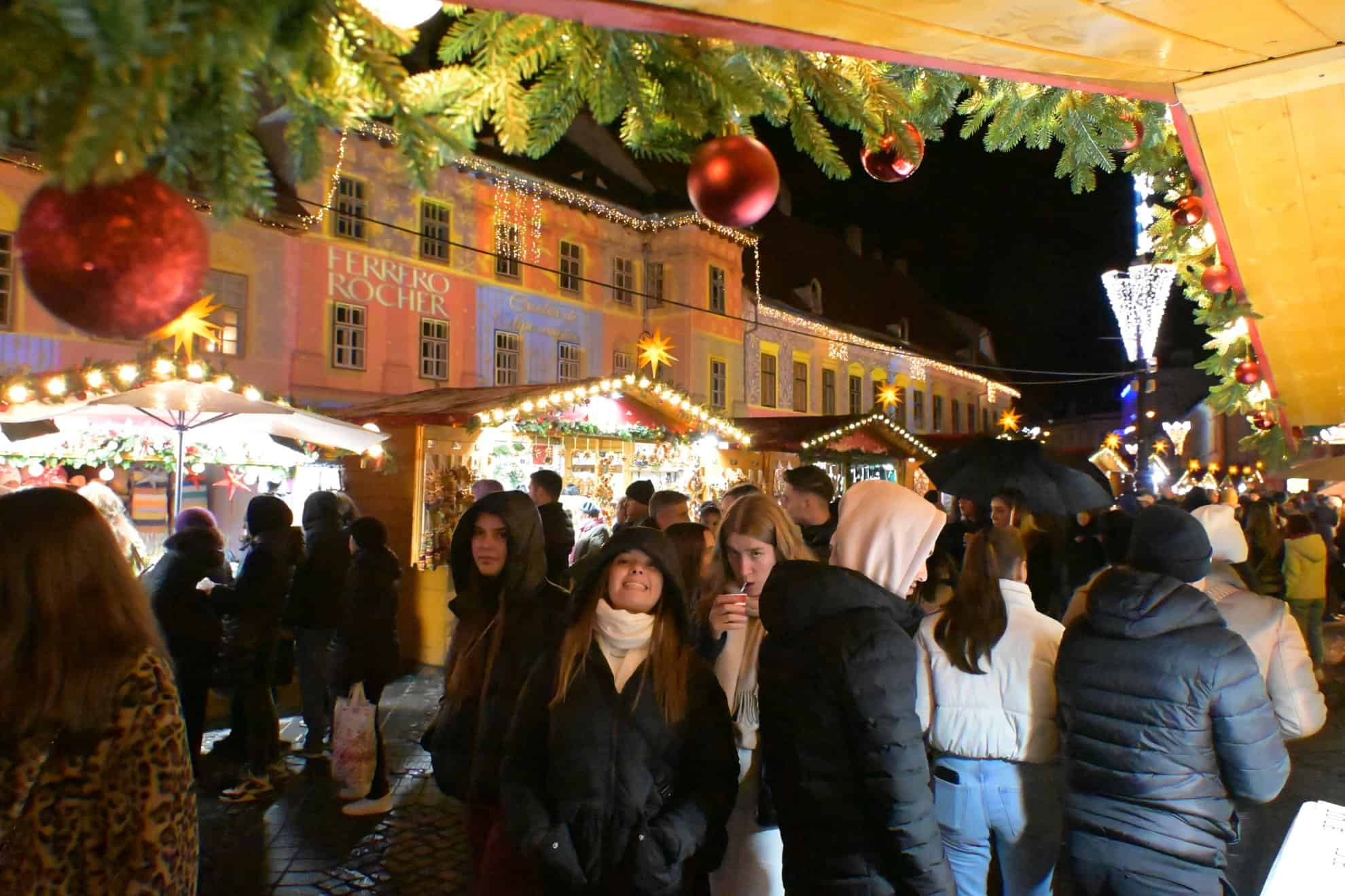 imagini spectaculoase de la târgul de crăciun din sibiu. mii de vizitatori în seara deschiderii (video, foto)