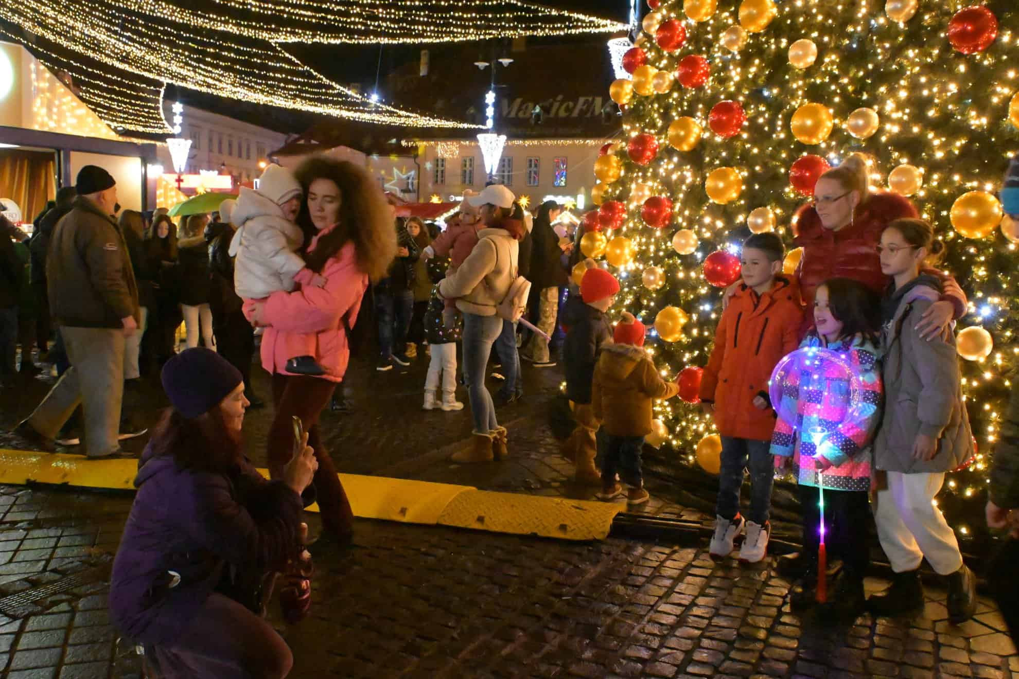 imagini spectaculoase de la târgul de crăciun din sibiu. mii de vizitatori în seara deschiderii (video, foto)