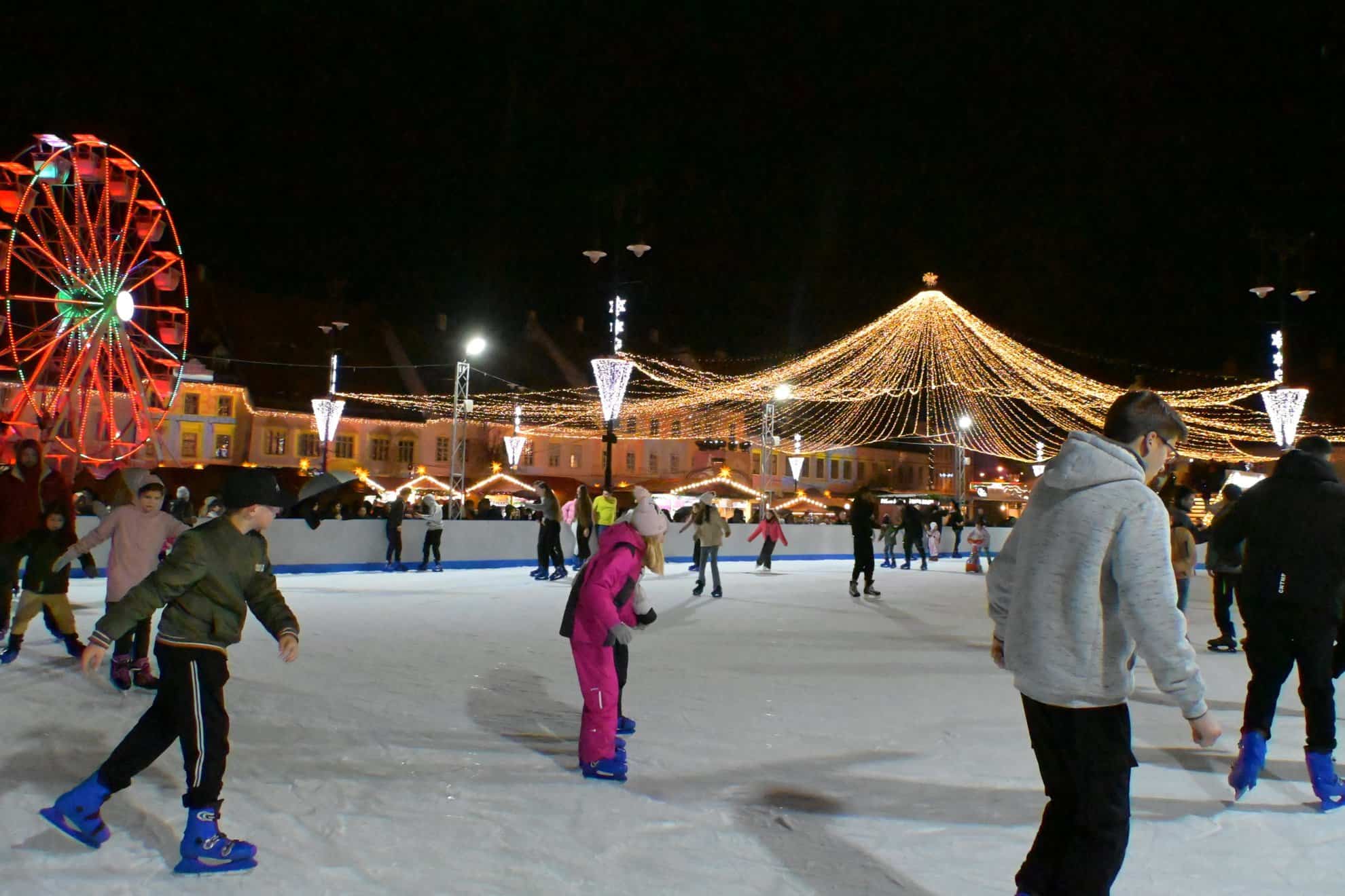 imagini spectaculoase de la târgul de crăciun din sibiu. mii de vizitatori în seara deschiderii (video, foto)