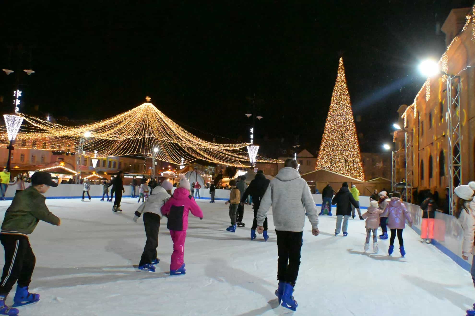 imagini spectaculoase de la târgul de crăciun din sibiu. mii de vizitatori în seara deschiderii (video, foto)