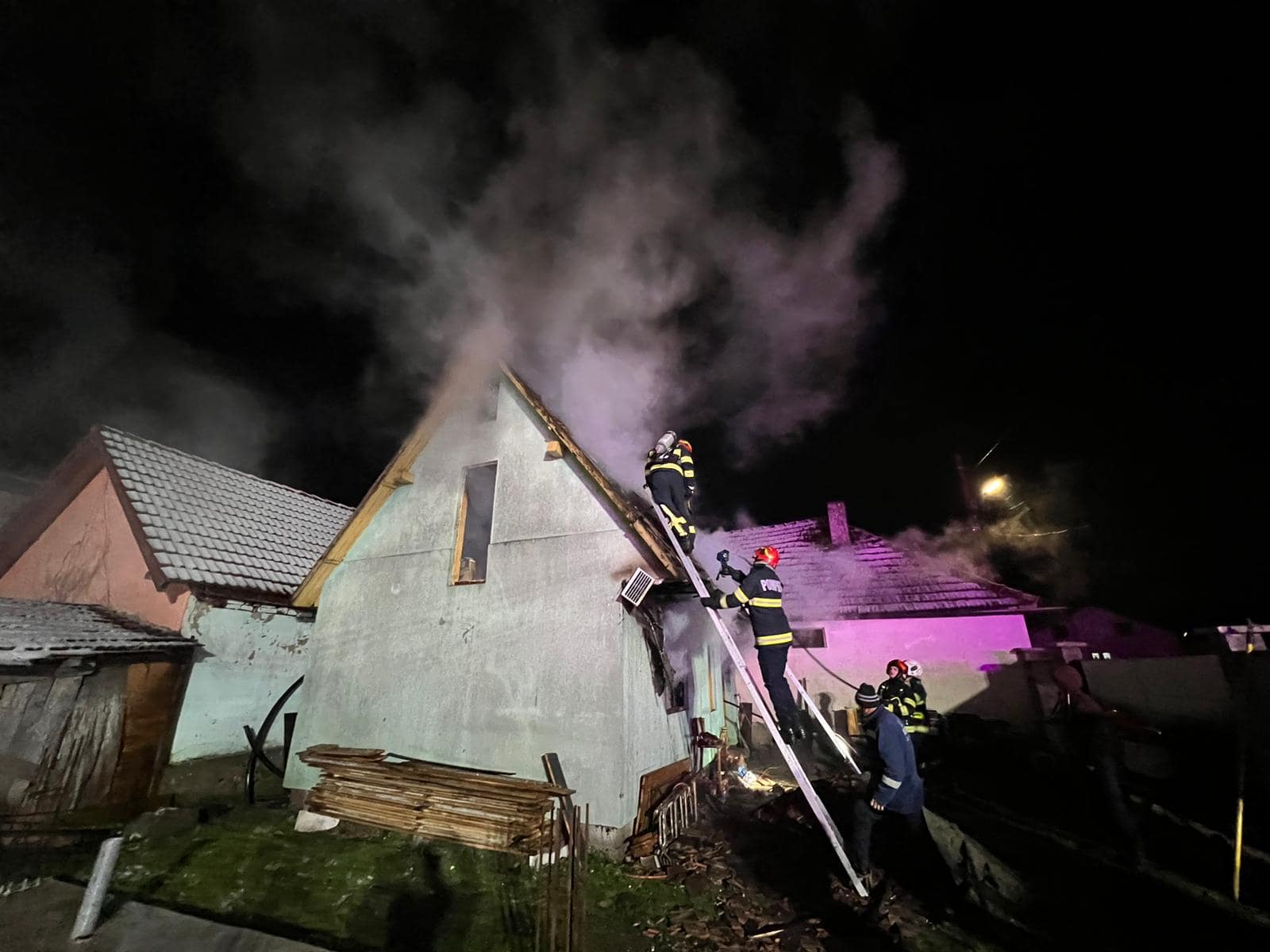 o casă a luat foc la avrig. flăcările s-au extins la acoperiș (foto)