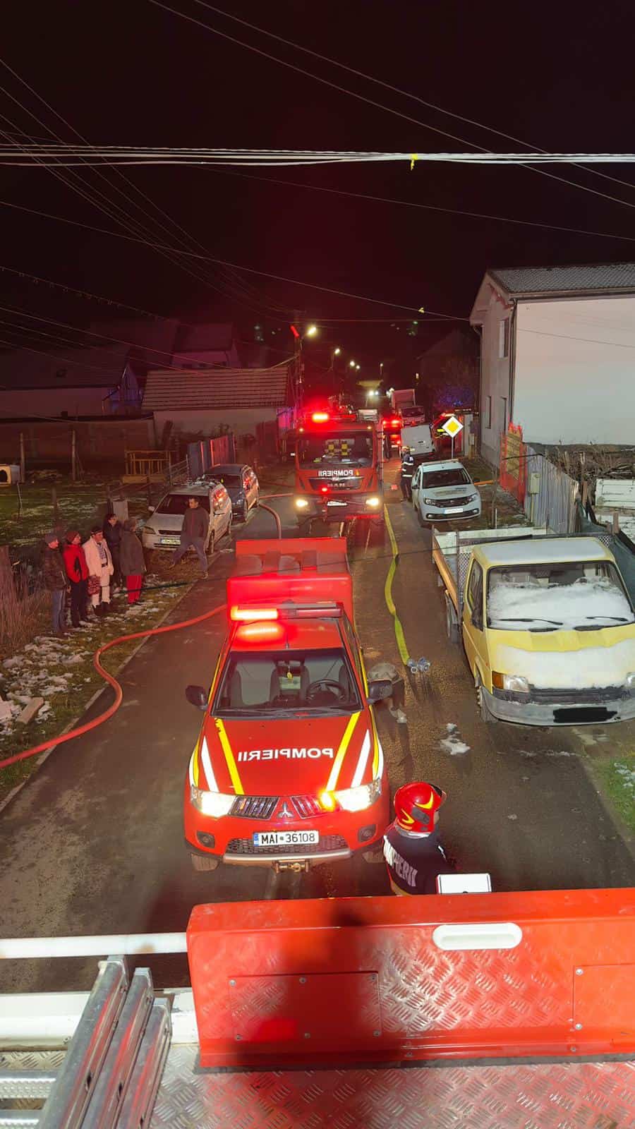 o casă a luat foc la avrig. flăcările s-au extins la acoperiș (foto)