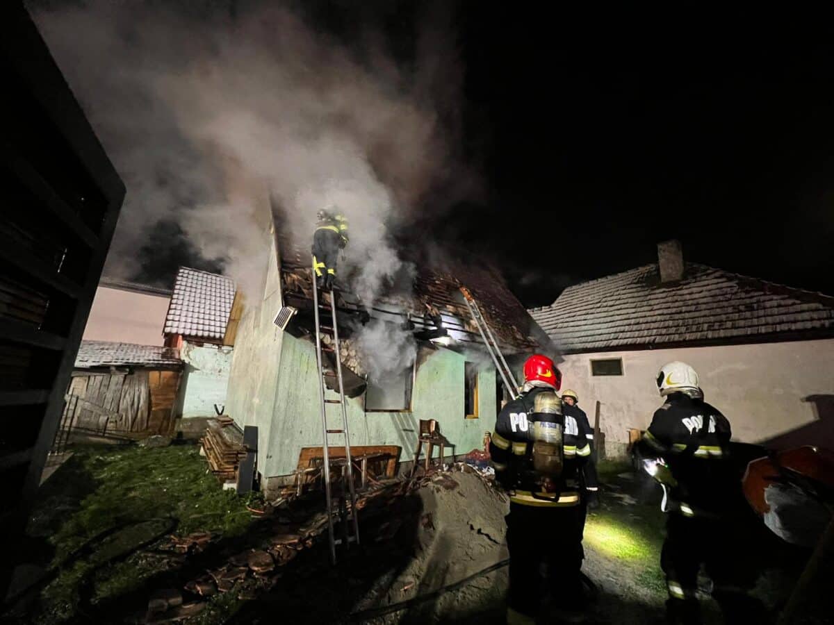 O casă a luat foc la Avrig. Flăcările s-au extins la acoperiș (foto)