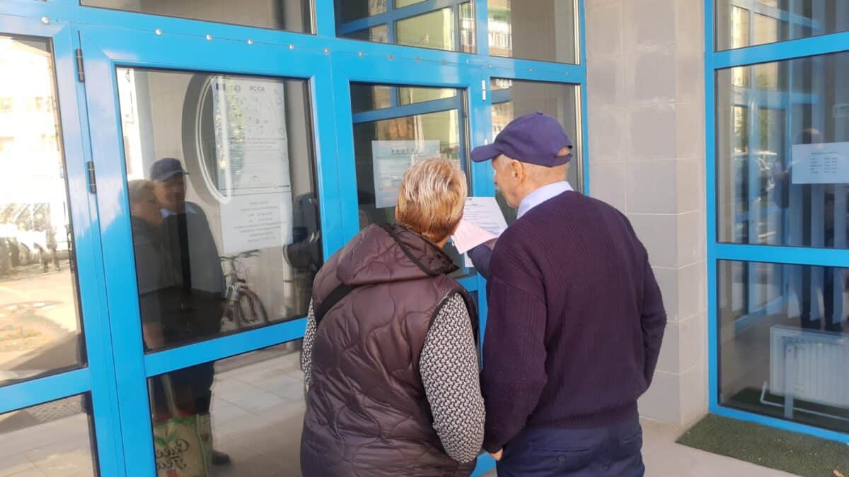 protestul de la casa județeană de asigurări de sănătate sibiu. oamenii nu pot intra în instituție deoarece ușa e încuiată (foto video)