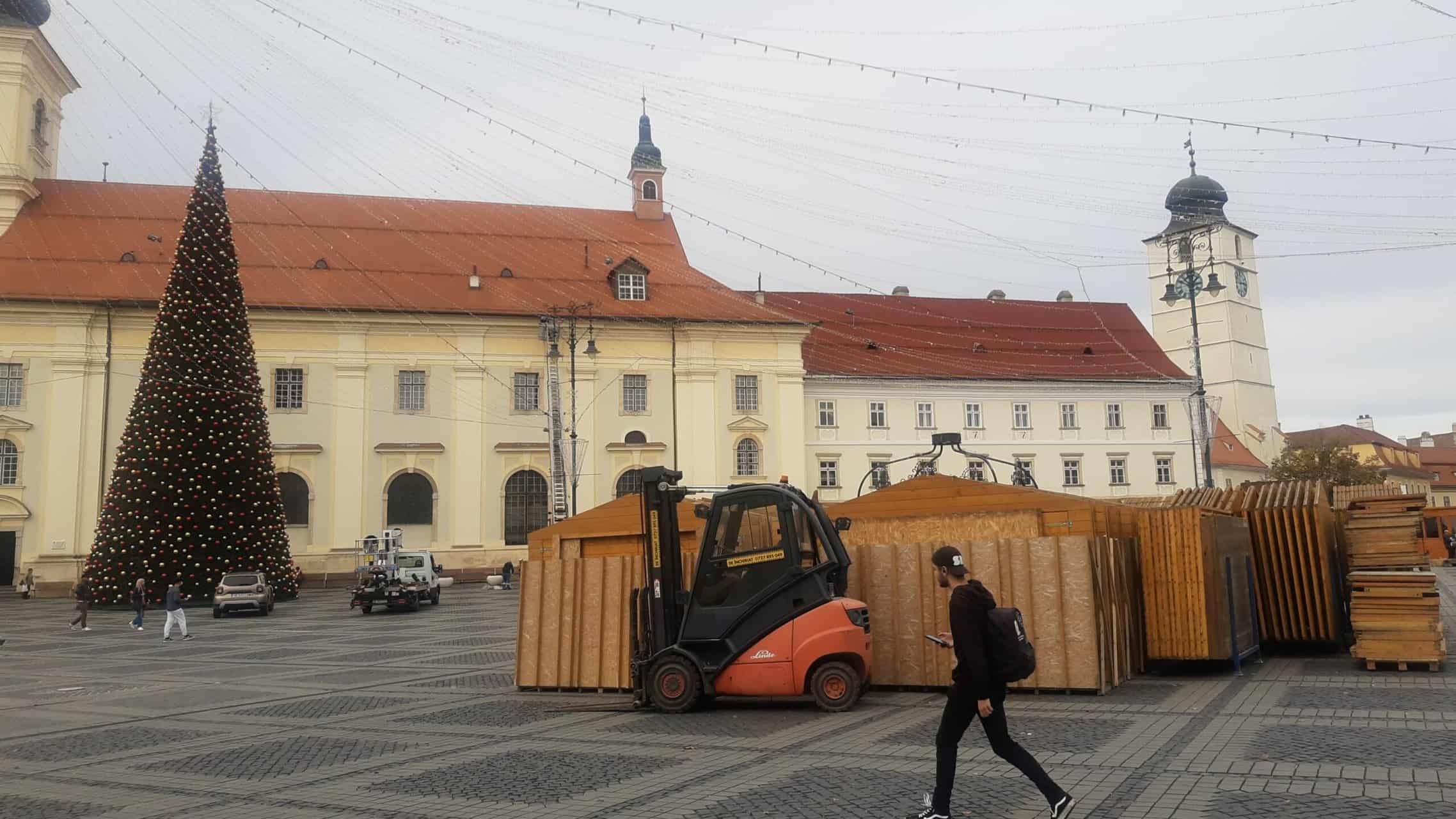 târgul de crăciun din sibiu se deschide în 10 zile. se montează căsuțele și patinoarul (video, foto)