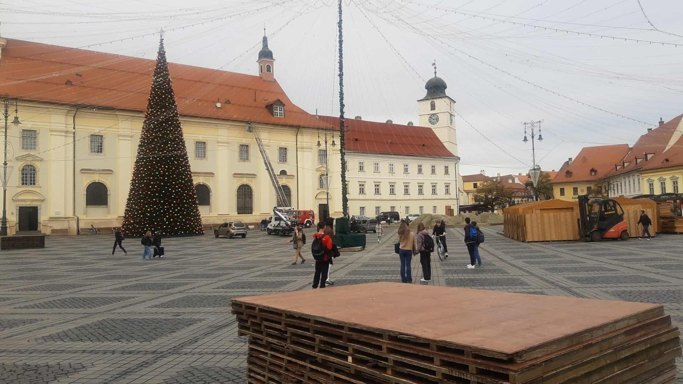 târgul de crăciun din sibiu se deschide în 10 zile. se montează căsuțele și patinoarul (video, foto)