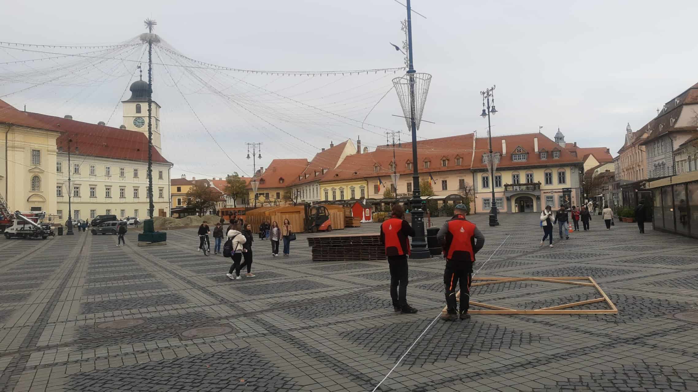 târgul de crăciun din sibiu se deschide în 10 zile. se montează căsuțele și patinoarul (video, foto)