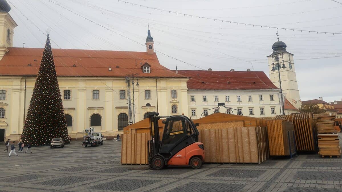 târgul de crăciun din sibiu se deschide în 10 zile. se montează căsuțele și patinoarul (video, foto)