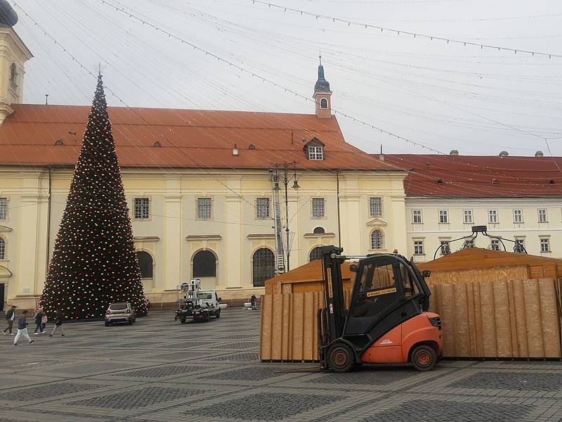 târgul de crăciun din sibiu se deschide în 10 zile. se montează căsuțele și patinoarul (video, foto)