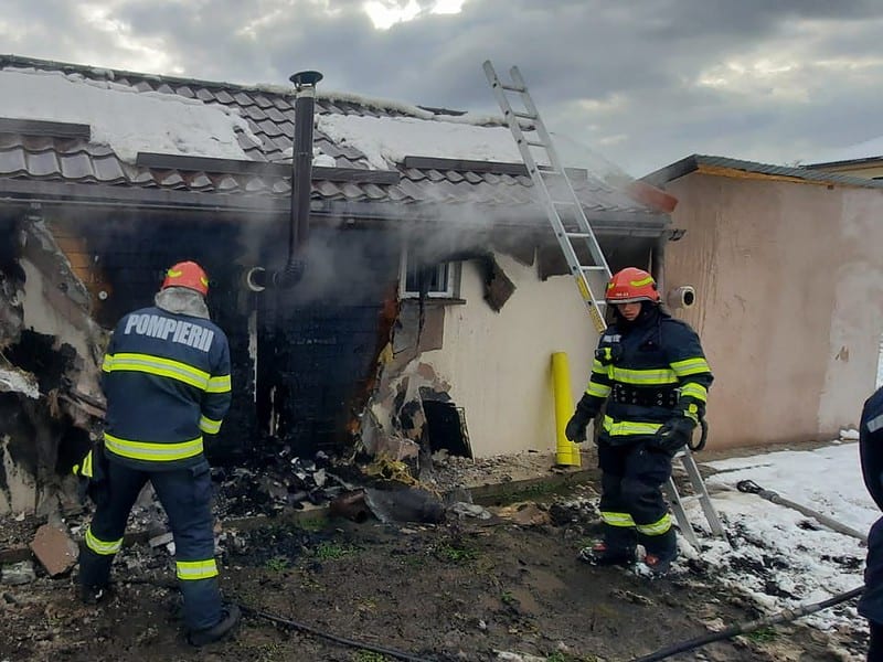 Magazie distrusă de flăcări în urma unui incendiu la Cisnădie (foto)