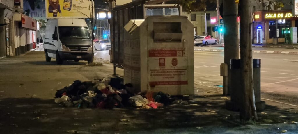 containerul de colectare a hainelor de pe alba iulia, vandalizat de hoți. își bagă copii în el ca să fure