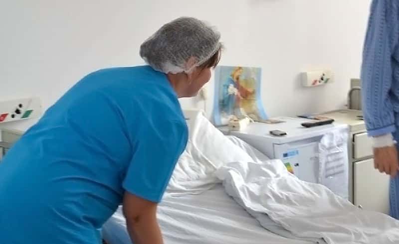infirmiere de la spitalul județean sibiu acuzate ca au tratat cu superficialitate un pacient. fiica: „a fost lăsat ud până a mers mama să îl schimbe”