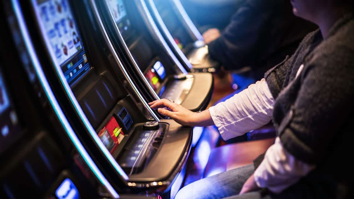 legea care interzice sălile de jocuri de noroc în localitățile mici a fost adoptată de camera deputaților