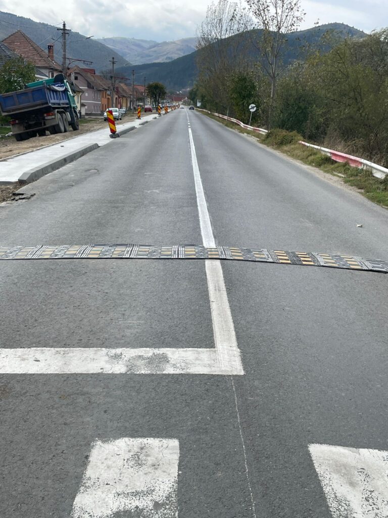 marcajele pe drumul de la răsinari, refăcute de constructor după ce au fost realizate greșit (foto)