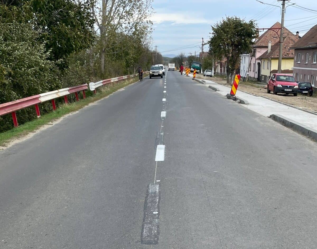 marcajele pe drumul de la răsinari, refăcute de constructor după ce au fost realizate greșit (foto)