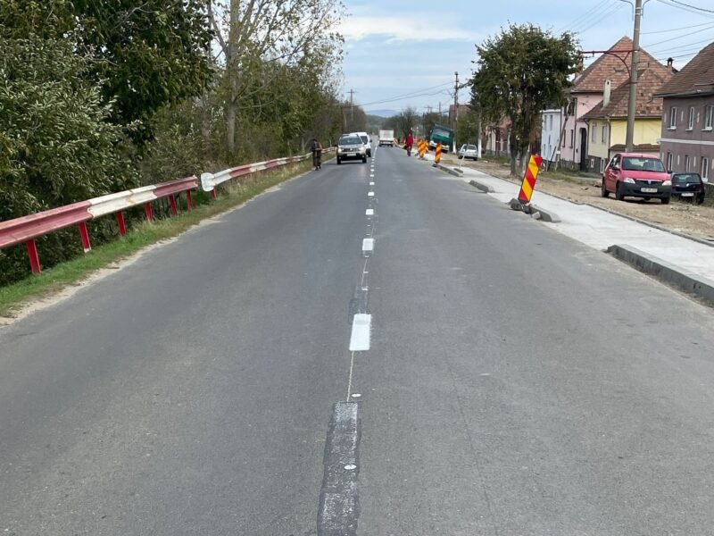 marcajele pe drumul de la răsinari, refăcute de constructor după ce au fost realizate greșit (foto)