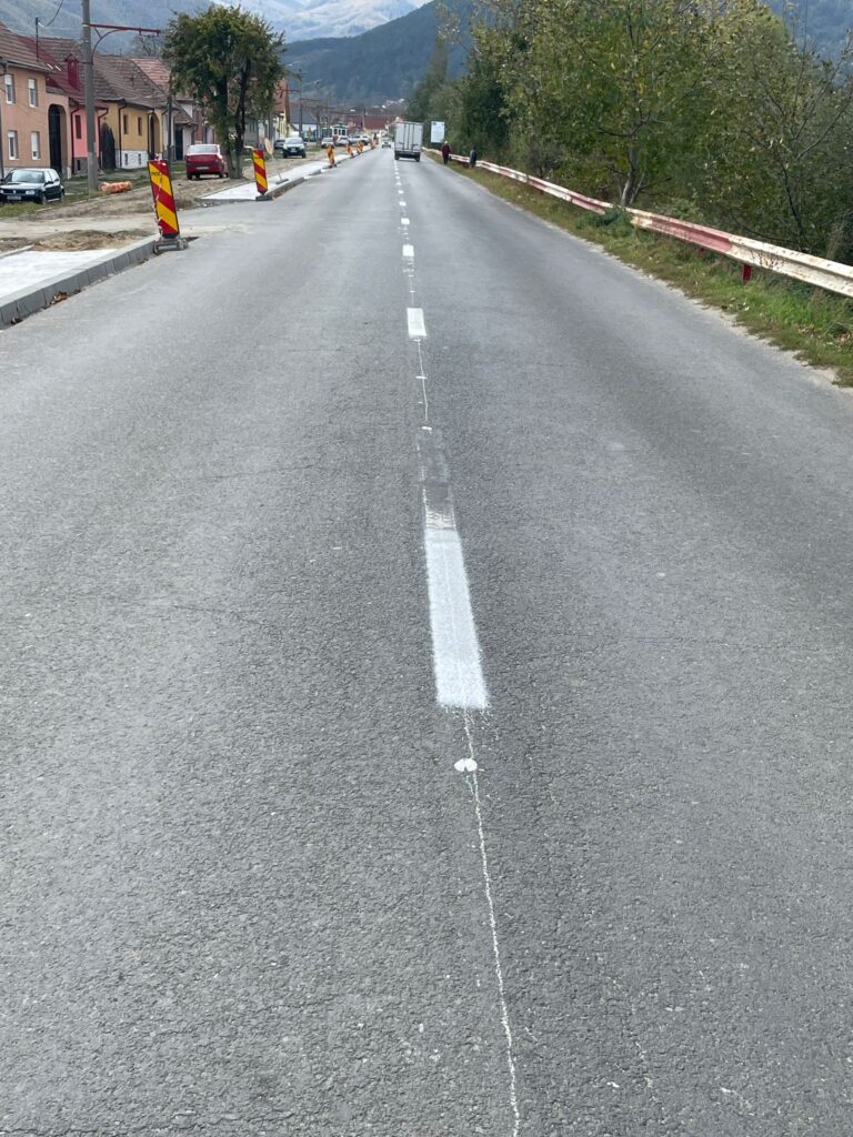 marcajele pe drumul de la răsinari, refăcute de constructor după ce au fost realizate greșit (foto)